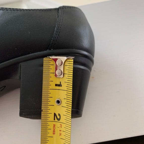 Clarks brand black shoe. - Picture 8 of 9